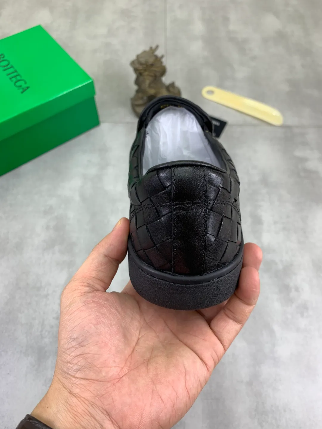 Men's shoes 💰P520 [New model] Water-dyed cow leather 💰High-quality business casual shoes 💎💎💎 BOTTEGA VENETA official website synchronizes the latest top version of BV in the market, accepts material comparison, shoe type comparison, process comparison, practical and textured, versatile and suitable for any occasion, the more you look at it, the more flavorful it becomes. Pure hand-woven craftsmanship - Upper material, hand-woven calfskin imported from Italy 🇮🇹 - High-quality water-dyed cowhide lining - Original private model customized outsole -Size: 39-45 Color: black or brown optional